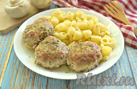 Затем достаём из духовки и подаём сочные, сытные котлеты, приготовленные из фарша и грибов, к столу, дополнив гарниром. В этот раз я подала эти вкусные и аппетитные котлетки с макаронами.