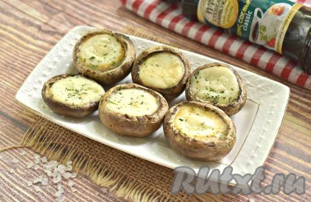 Сочные шампиньоны, запечённые с моцареллой, достаём из духовки, даём немного остыть, а затем тёплыми или остывшими подаём к столу. Эта нежная закуска получается очень вкусной, всем советую попробовать!