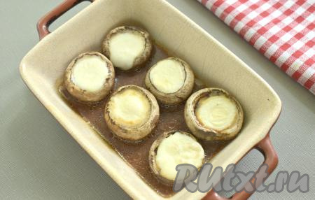 Ставим форму с грибами в разогретую до 200 градусов духовку на 20-25 минут.