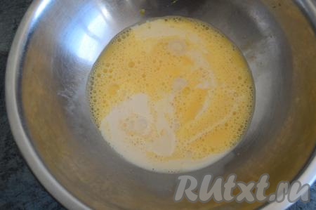 Затем влить 100 миллилитров молока.