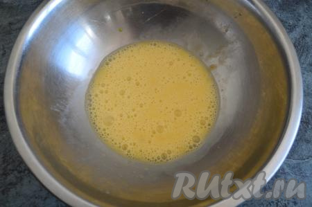 Венчиком взбить яйца до однородности. Долго взбивать не надо, достаточно 1 минуты.