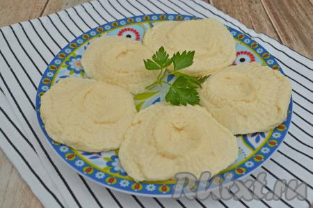 После звукового сигнала, оповещающего об окончании режима "Варка на пару", нужно аккуратно, чтобы не обжечься, открыть мультиварку. Омлет будет полностью заполнять формочки, но после открытия мультиварки он немного опадёт - это нормально, на вкусовых качествах это никак не отразится. Достать силиконовые формочки с омлетом из мультиварки. Переложить аппетитный, вкусный омлет из формочек на тарелку и можно сразу подавать к столу.