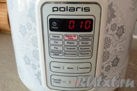 В чашу мультиварки налить 400 миллилитров воды (если влить горячую воду, блюдо приготовится быстрее), сверху установить поддон с заполненными до половины силиконовыми формочками. Крышку мультиварки закрыть. Выставить на мультиварке режим "Варка на пару", время - 10 минут. Проверить, чтобы клапан для выхода пара был в открытом состоянии. Включить мультиварку. Сначала вода в мультиварке нагреется и закипит, а потом уже начнётся отсчёт времени.