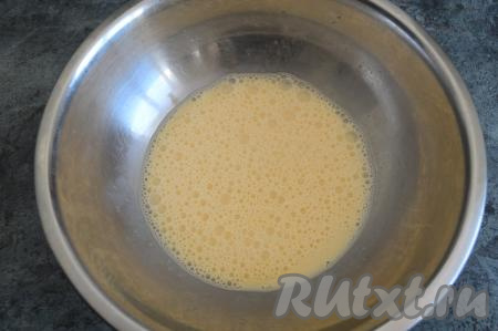 Взбить яйца с молоком венчиком до однородности (на это потребуется приблизительно 1 минута).