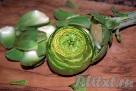 Каждый артишок очистить от внешних грубых листьев.