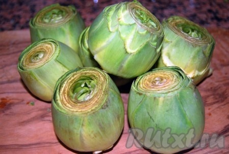 Каждый артишок очистить от внешних грубых листьев.