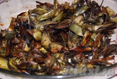 Через 20-30 минут артишоки будут готовы. За это время надо периодически открывать духовку и перемешивать артишоки.