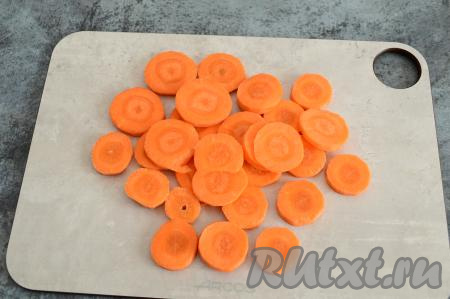 Морковку тоже очистить, затем нарезать на кружочки средней толщины (тонко нарезать не нужно).