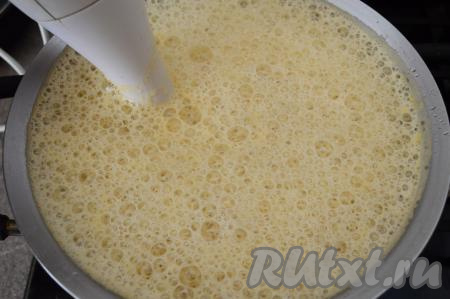 Затем убрать суп с огня, дать ему остыть в течение 5 минут и пюрировать его погружным блендером до однородности. Во время пюрирования суп будет пениться.