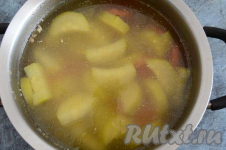 Как только бульон закипит, посолить его, уменьшить огонь, накрыть кастрюлю крышкой и варить суп до готовности морковки и картошки (минут 25). Готовность можно проверить, проткнув овощи ножом (нож должен без усилий прокалывать морковку и картошку).