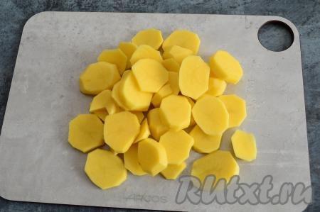 Картофель очистить и нарезать на кружочки средней толщины (или брусочки).