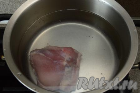 Первым делом следует сварить куриный бульон. Для этого в кастрюлю нужно выложить вымытые части курицы (я взяла одно куриное бедро без кожи), влить два литра воды, поставить на огонь. Когда бульон закипит, снять пенку и варить куриное мясо на медленном огне под крышкой минут 25-30. Затем мясо достать из бульона и оставить остывать. Бульон, при необходимости, процедить, затем вернуть в кастрюлю и довести на огне до кипения.