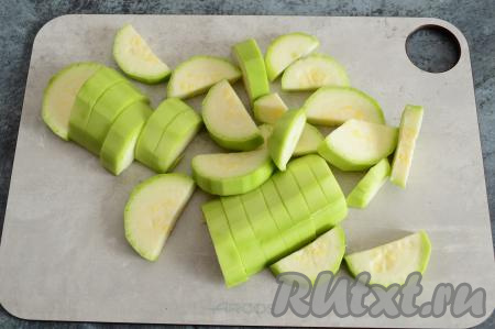 Очистить кабачок от кожуры и нарезать их достаточно крупно.