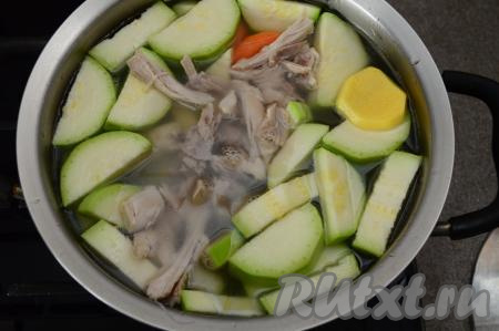 Куриное мясо и картофель добавить в кастрюлю и поставить на огонь.