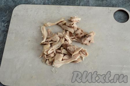 Остывшее мясо отделить от костей. Если кусочки мяса после отделения от костей очень большие, разрежьте их на несколько частей (после варки суп будет пюрироваться, но если кусочки мяса будут очень крупными, они могут не до конца пюрироваться и будут ощущаться в готовом блюде).