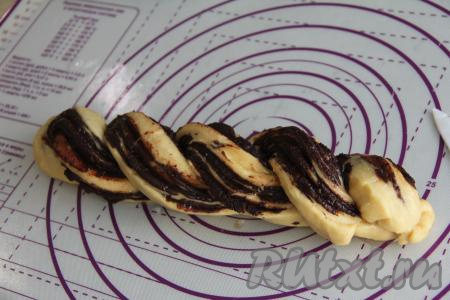 Переплести две части рулета между собой в косичку.