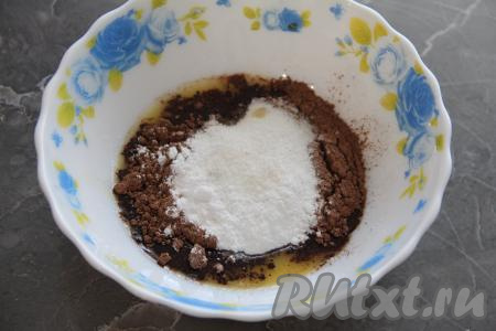 Для приготовления начинки нужно сливочное масло растопить до жидкого состояния, дать ему немного остыть. В растопленное масло всыпать какао, сахарную пудру и ванильный сахар, перемешать венчиком.