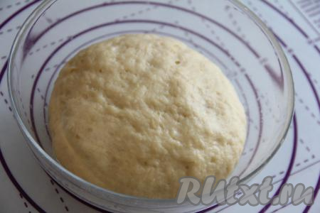 По прошествии 1 часа тесто округлится и поднимется, увеличившись в объёме в несколько раз.