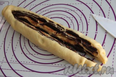 Разрезать рулет вдоль, начиная с одного края и не дорезая до конца противоположного края 2-3 сантиметра.