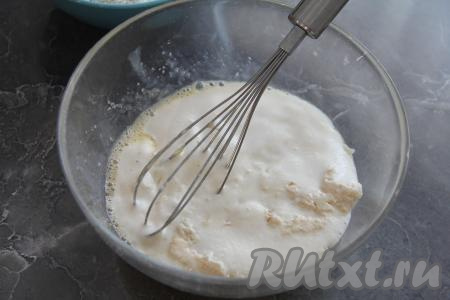 Затем влить в миску опару и ещё раз хорошо перемешать.