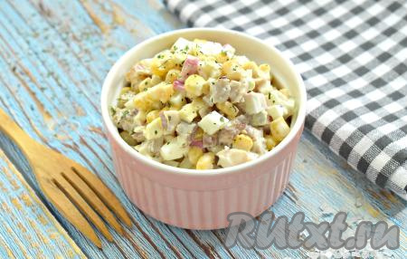 Вкусный, сытный, аппетитный салат, приготовленный с варёными яйцами, копчёной курицей, консервированной кукурузой и крабовыми палочками, разнообразит меню и в будни, и в праздники.