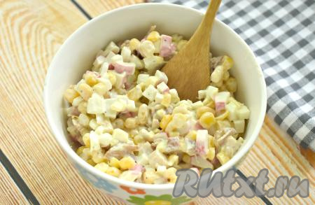 Ставим салат минут на 10-15 минут в холодильник, а затем охлаждённое блюдо можно подавать к столу.