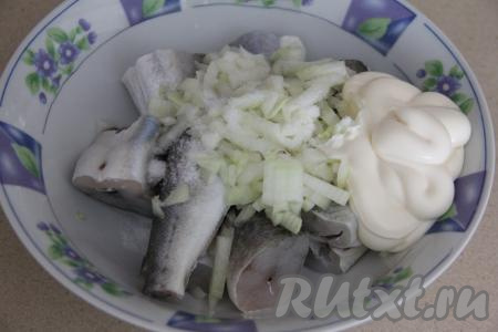 К кусочкам наваги добавить чеснок, лук, майонез, соль по вкусу.