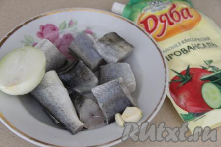 Подготовить продукты. Навагу разморозить, удалить голову, плавники и внутренности, не забывая убрать чёрную плёнку из брюшка. Промыть рыбку, обсушить и нарезать навагу на кусочки шириной примерно 3-4 сантиметра. Лук и чеснок почистить.