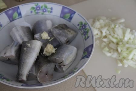 Лук мелко нарезать. Чеснок пропустить через пресс.