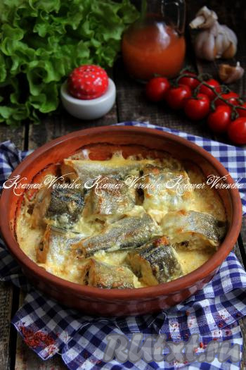 Запекать кусочки наваги в майонезе минут 25 при температуре 180 градусов. Готовую вкусную, достаточно сочную рыбку в горячем виде подать к столу, дополнив гарниром (например, картофелем, рисом) или овощным салатом.