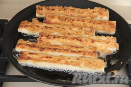 Обжарить трубочки из лаваша с фаршем на медленном огне со всех сторон в течение 10-12 минут. Я часто переворачивала рулетики.