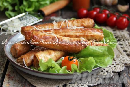 Аппетитные, приятно похрустывающие трубочки из лаваша с нежной начинкой из фарша переложить со сковороды на тарелку и горячими подать к столу. Хотя и после остывания эти рулетики остаются вкусными.