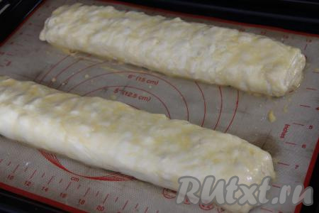 Яичный желток взбить вилкой. Смазать штрудели взбитым желтком.