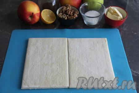 Достать покупное слоёное тесто из морозилки, разморозить его при комнатной температуре.