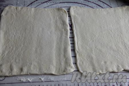 У меня слоёное тесто в 2 пластах, поэтому я буду готовить 2 штруделя. На присыпанной мукой поверхности слегка раскатать каждый пласт теста в прямоугольник.