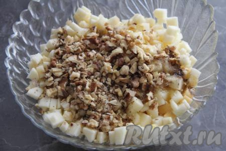 Для приготовления начинки для штруделя нужно 500 грамм яблок, очищенных от кожуры и косточек, нарезать на мелкие кубики, переложить в объёмную ёмкость. Очищенные грецкие орехи порубить достаточно мелко ножом. К яблокам добавить измельчённые орехи, сахар и корицу, влить лимонный сок и растопленное не горячее сливочное масло.