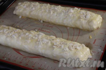 По желанию присыпать миндальными лепестками.