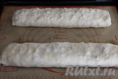 Скрепить края теста каждого штруделя. Выложить заготовки штруделей на расстоянии друг от друга на противень, застеленный ковриком (или пергаментом) для выпечки.