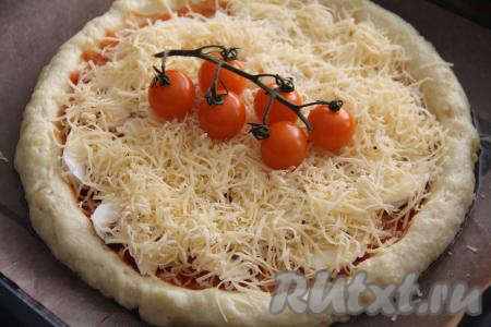 Сыр натереть на крупной тёрке и выложить поверх основы. Для красоты можно положить ветку помидоров черри.