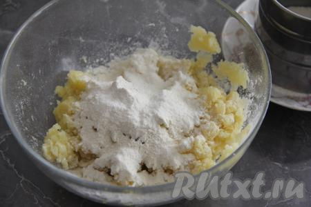 К получившемуся пюре частями начать всыпать муку, тщательно вмешивая её в картофельное тесто.