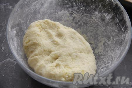 Постепенно добавляя муку, замесить нежное тесто, которое не будет липнуть к рукам.