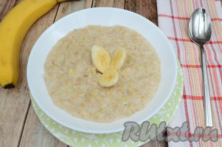 Овсяная каша на молоке с бананом