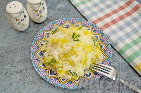 Рассыпчатый рис с аппетитными, достаточно мягкими кусочками кабачка разложить из чаши  мультиварки по тарелкам и в горячем виде подать вкусное блюдо к столу.