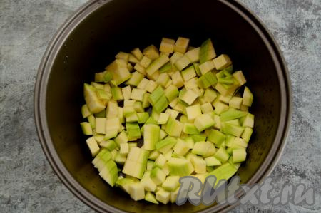 Выложить кабачки в чашу мультиварки (предварительно чашу мультиварки я маслом не смазывала).