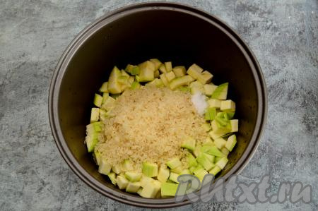 Выложить рис в чашу мультиварки к кабачкам, всыпать соль.