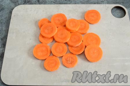 Морковку очистить и нарезать на кружочки (очень тонко нарезать не нужно, но и толстыми кружочки быть не должны, так как морковка в этом супе варится дольше других овощей).