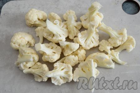Цветную капусту промыть и разобрать на соцветия. Крупные соцветия можно разрезать ножом на части.