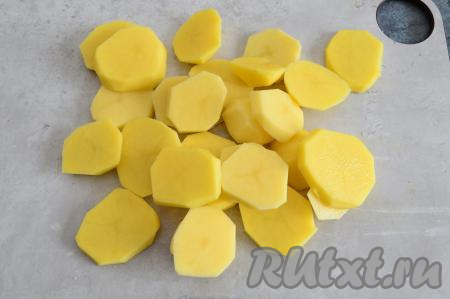 Картошку почистить и нарезать на кружочки средней толщины.