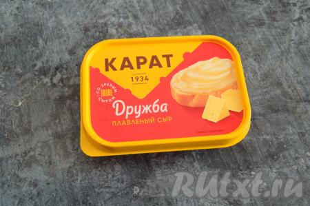 У меня был плавленный пастообразный сыр, если вы берёте плавленный сыр в брикете, тогда заранее разрежьте его на небольшие кусочки. Поставить кастрюлю с супом-пюре и сыром на средний огонь и проварить его, помешивая, до кипения. Пастообразный сыр растворяется практически сразу, поэтому после закипания я сняла суп с огня. Если вы добавляли сыр, нарезанный на кусочки, тогда проварите его после закипания, помешивая, до растворения сыра.