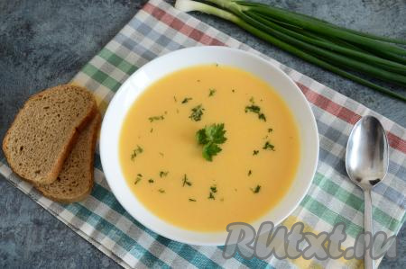 Нежный, бархатистый, сытный и очень вкусный суп-пюре, приготовленный из цветной капусты с плавленным сыром, подавать к столу в горячем виде, посыпав нарезанной свежей зеленью.